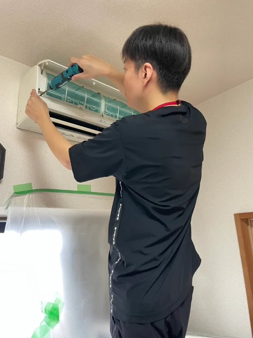 エアコンの分解洗浄をする、おそうじショップの作業風景