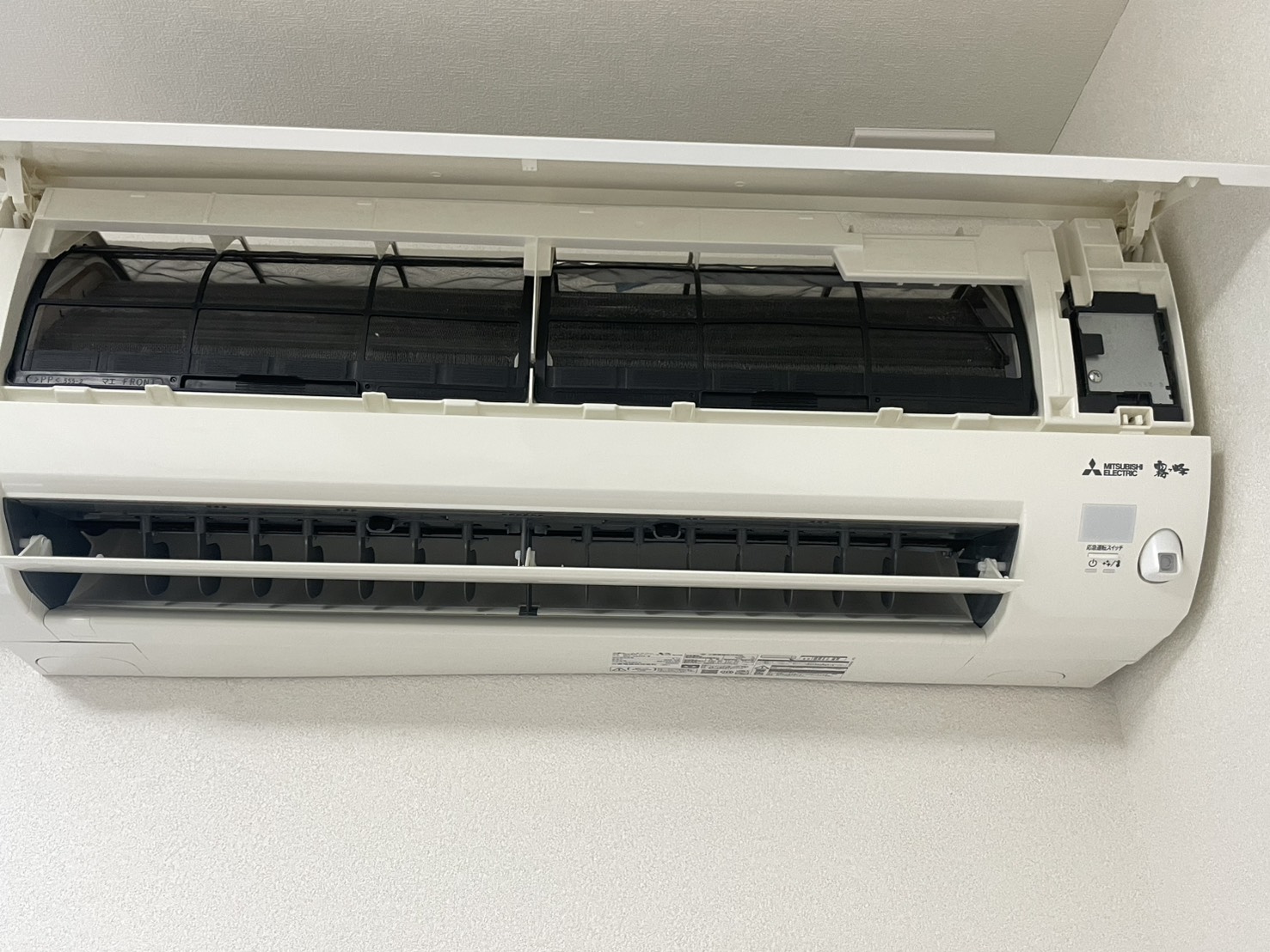 名古屋市西区佐々木様邸のエアコンクリーニング。カバーを外したところ