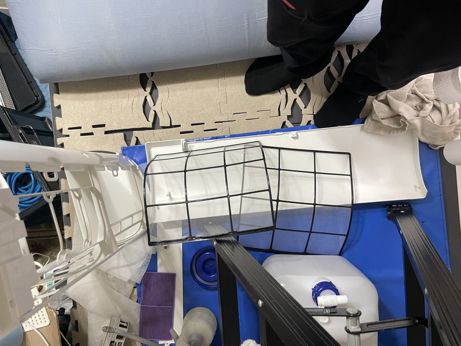 名古屋市東区稲田様邸のエアコンクリーニング。分解・洗浄中