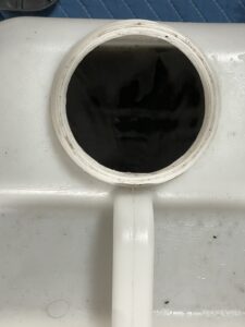 名古屋市東区での作業写真：分解した部品を洗っているところ