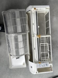 名古屋市北区での作業写真:分解した部品を洗っているところ