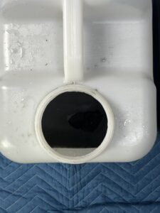名古屋市緑区での作業写真:分解した部品を洗っているところ