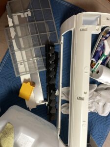 名古屋市中区での作業写真:分解した部品を洗っているところ
