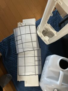 名古屋市中区での作業写真:分解した部品を洗っているところ