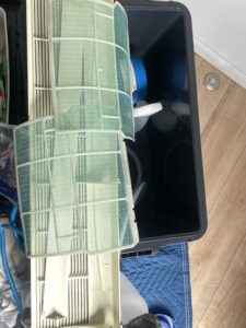 名古屋市中村区での作業写真:分解した部品を洗っているところ