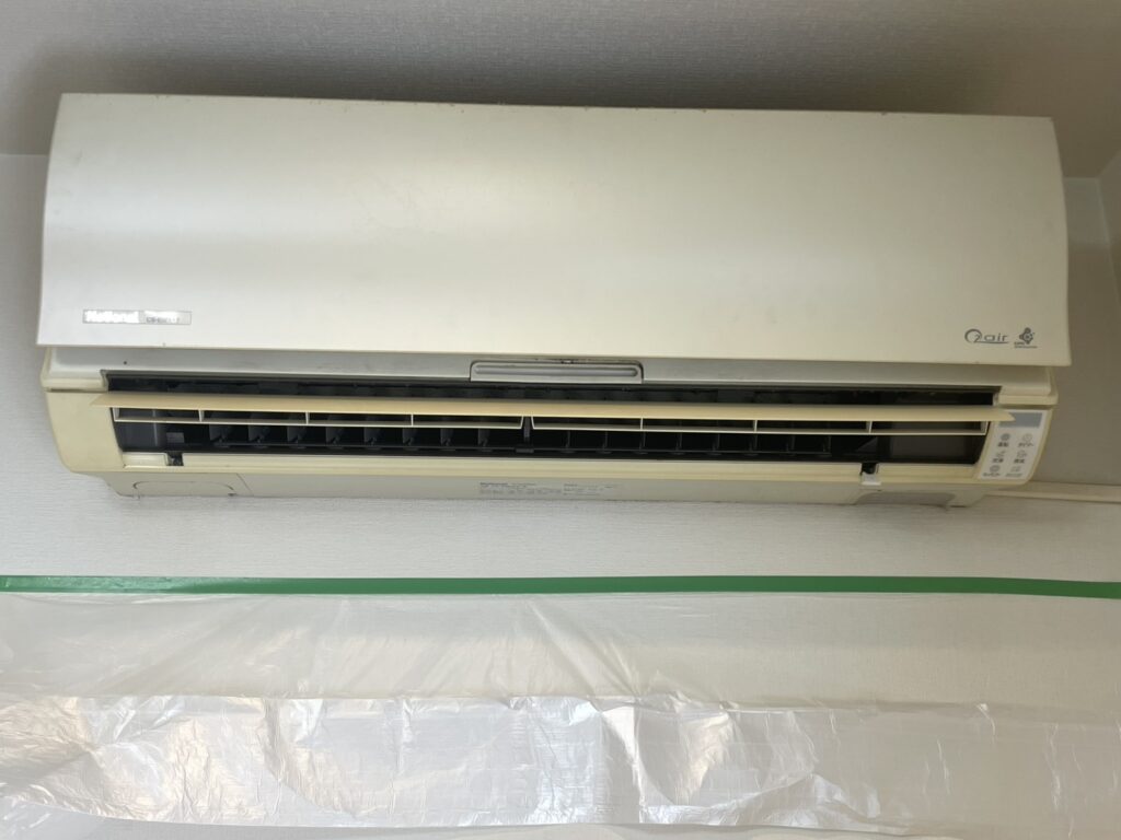 西区加藤様邸のエアコンクリーニング。施工前