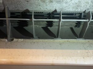 名古屋市西区での作業写真：内部の汚れ（施工前）