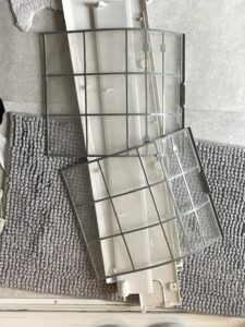名古屋市西区での作業写真：分解した部品を洗っているところ
