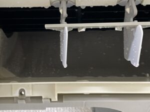 名古屋市西区での作業写真：分解した部品を洗っているところ