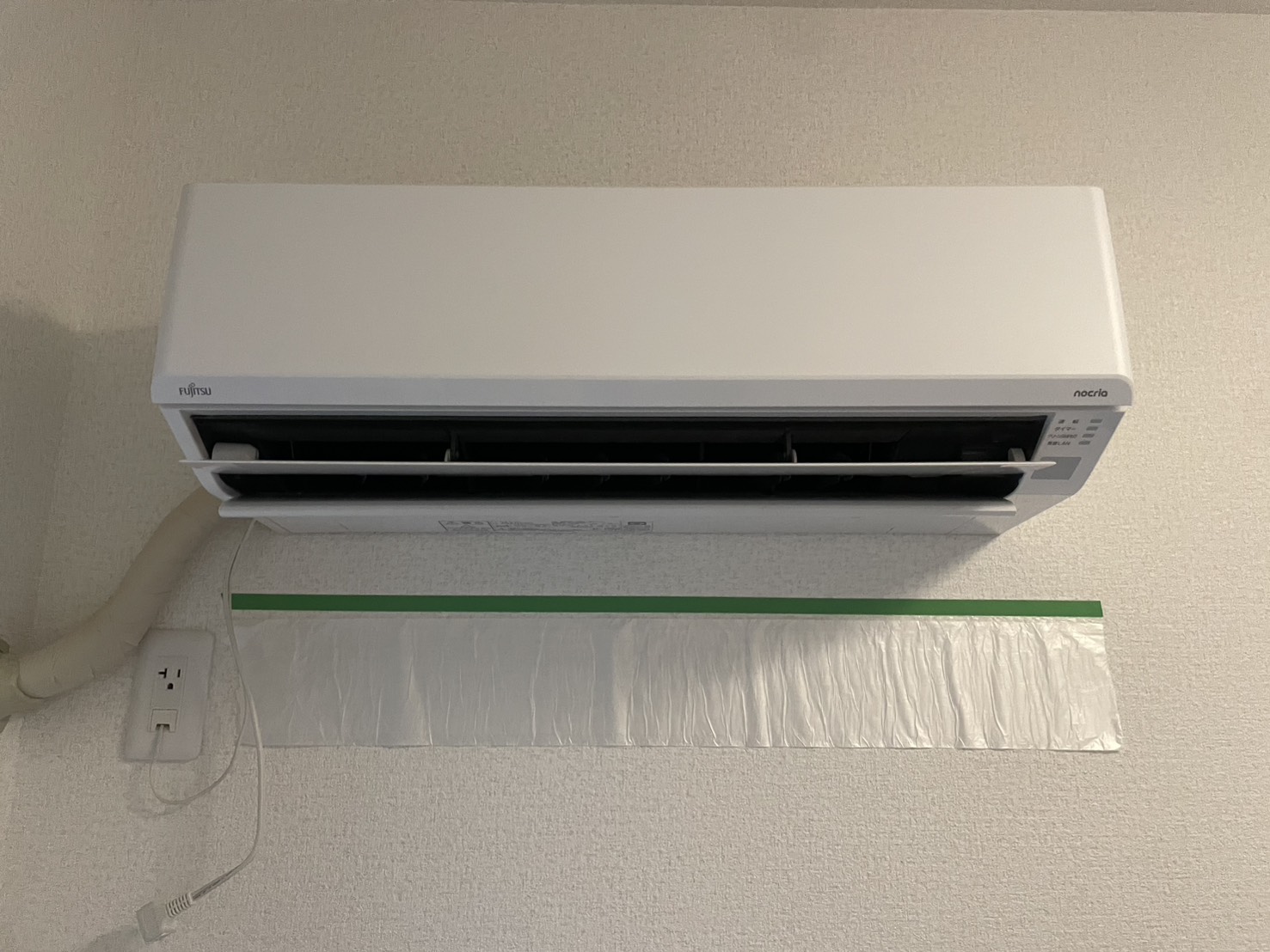 名古屋市昭和区林様邸のエアコンクリーニング。施工前:エアコン下部に養生シートを設置